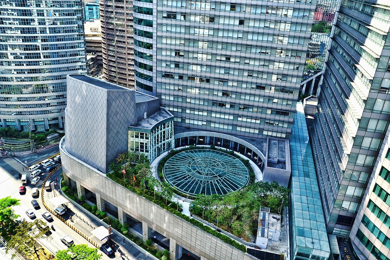 新澳门和香港一肖一马一特一中或2025年澳门与香港管家婆100%精准,全面释义、解释与落实与警惕虚假宣传今日热门：